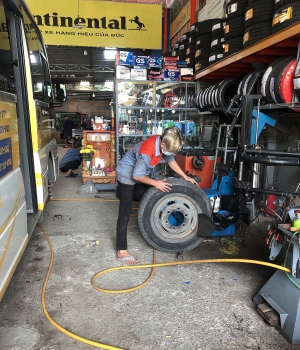 Thay lốp xe 29 chỗ