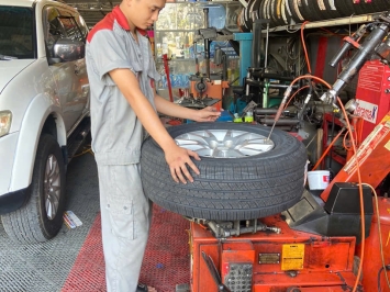 Thay Lốp Xe Ô Tô Chính Hãng: Lợi Ích và Các Thương Hiệu Uy Tín